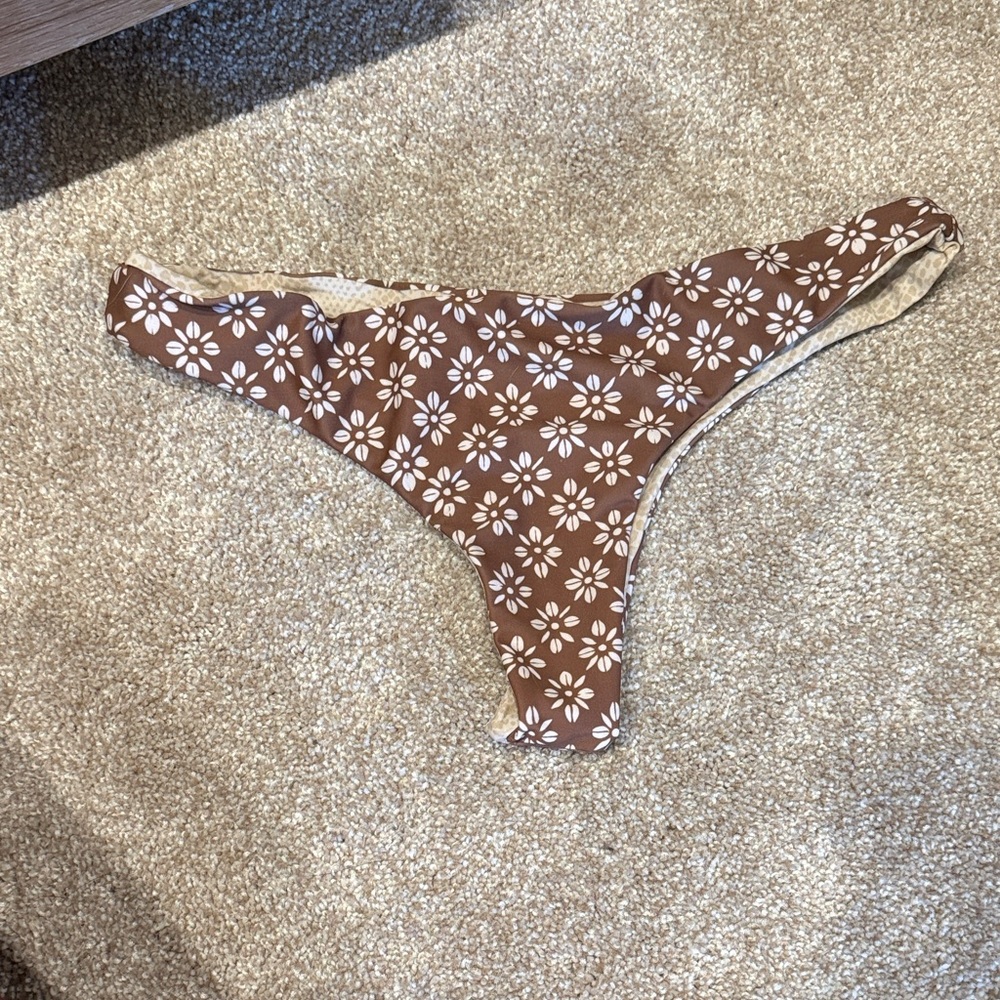 Acacia Floral Bottom
